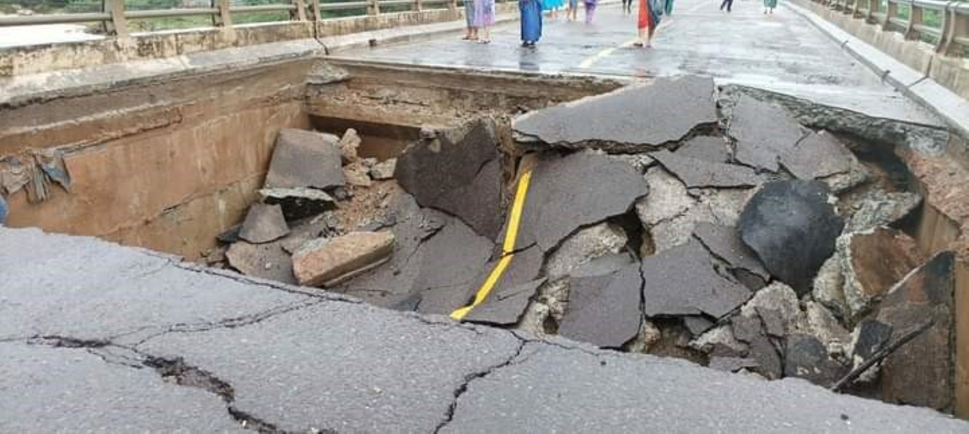 Cầu sập, giao thông qua Bình Định đi Phú Yên, các tỉnh Tây Nguyên bị tê liệt