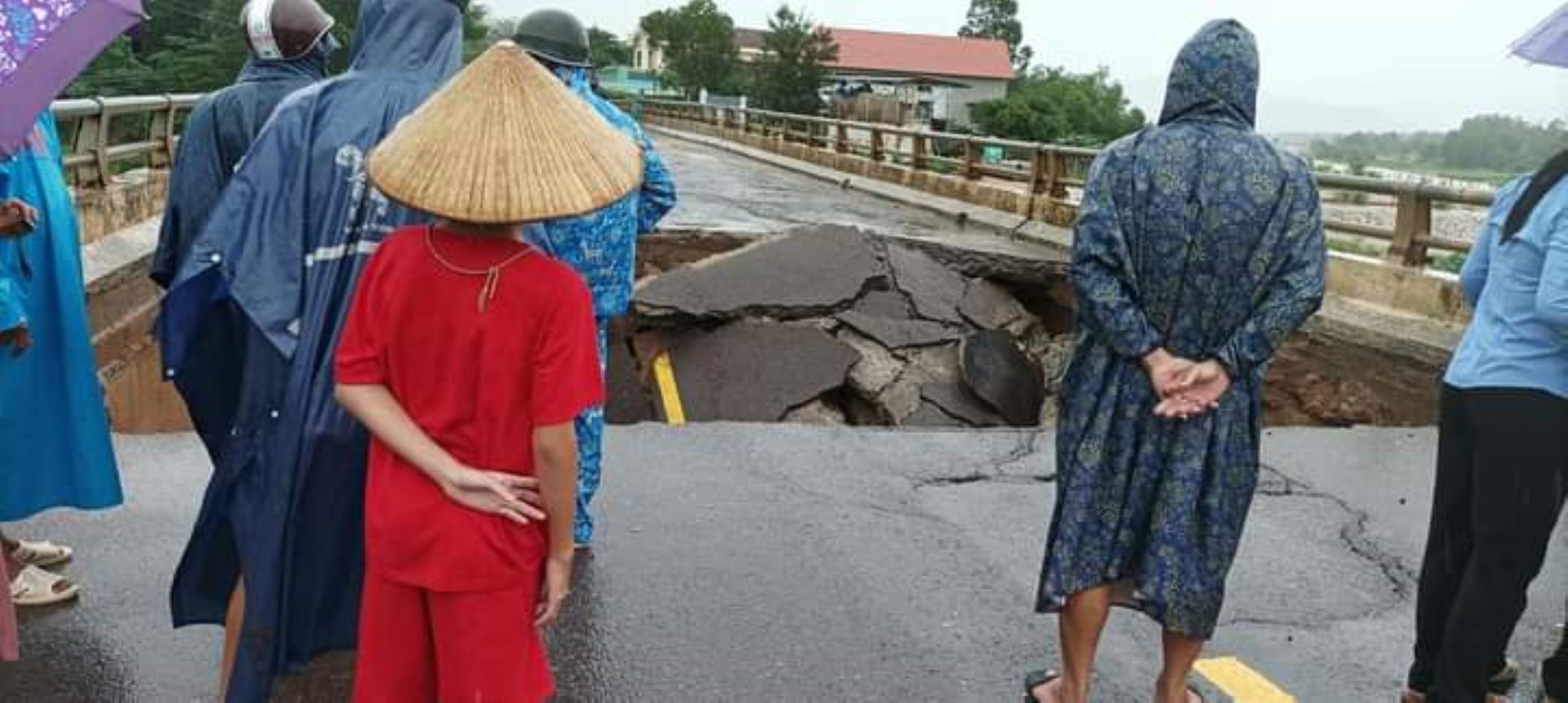 Cầu sập, giao thông qua Bình Định đi Phú Yên, các tỉnh Tây Nguyên bị tê liệt