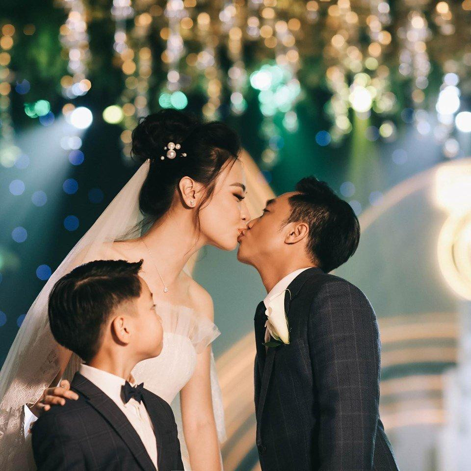 BST nụ hôn của vợ chồng Cường Đô La, xem mà ngại quá đi-6