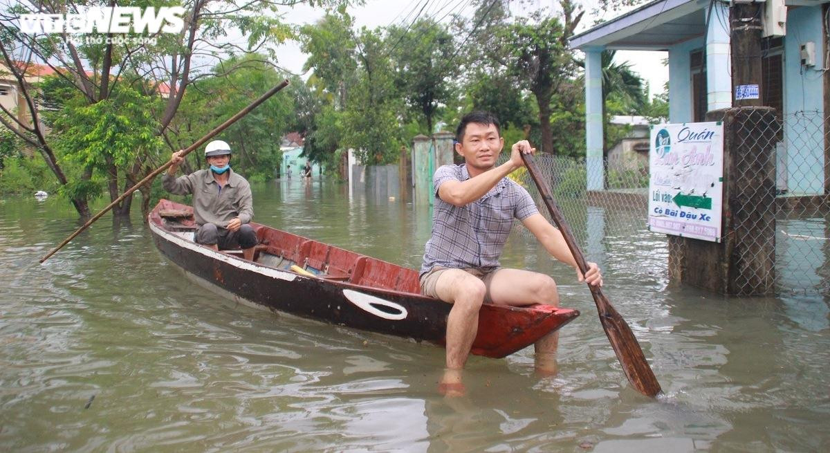 Mưa lũ miền Trung: Hơn 16.000 nhà dân chìm trong biển nước, đường sá sạt lở nặng - 6