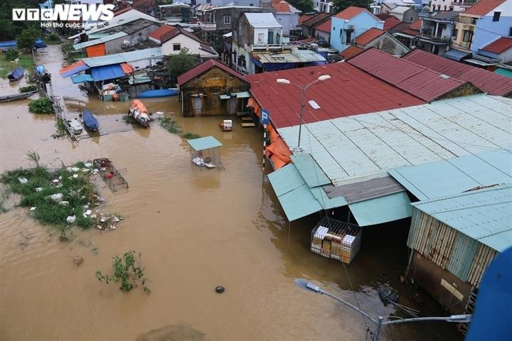 Mưa lũ miền Trung: Hơn 16.000 nhà dân chìm trong biển nước, đường sá sạt lở nặng - 3