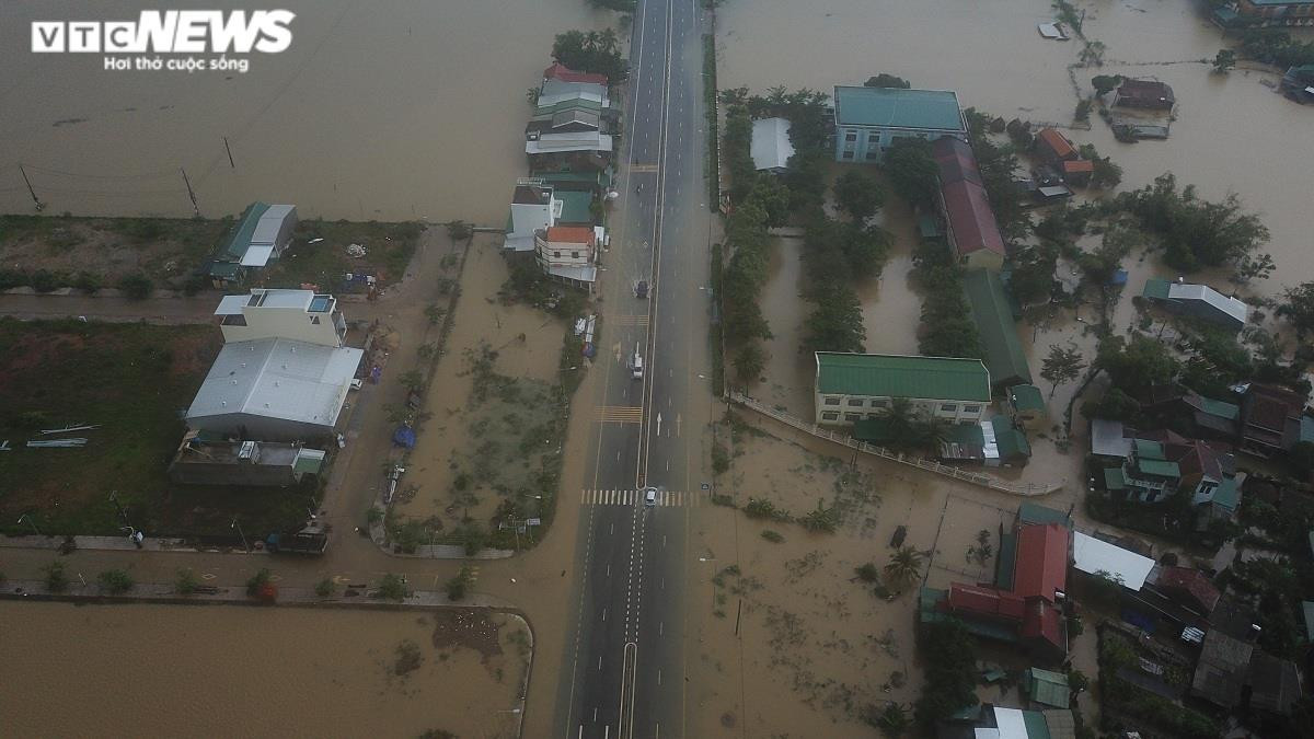 Mưa lũ miền Trung: Hơn 16.000 nhà dân chìm trong biển nước, đường sá sạt lở nặng - 13