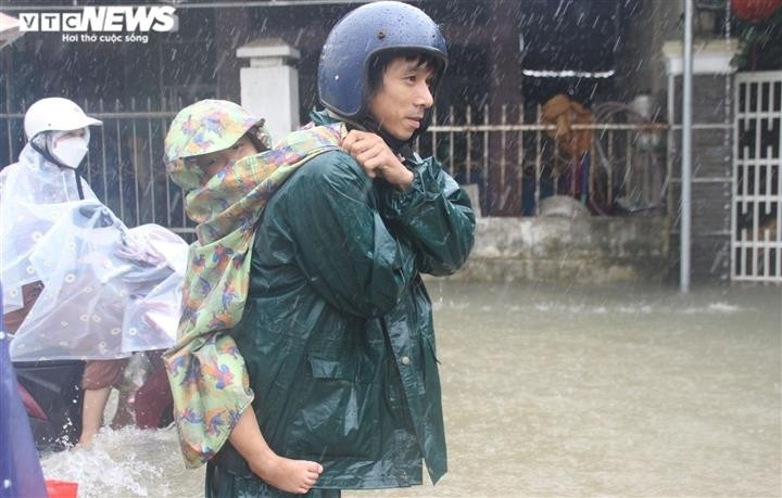 Mưa lũ miền Trung: Hơn 16.000 nhà dân chìm trong biển nước, đường sá sạt lở nặng - 2
