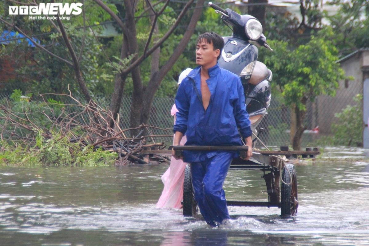 Mưa lũ miền Trung: Hơn 16.000 nhà dân chìm trong biển nước, đường sá sạt lở nặng - 4