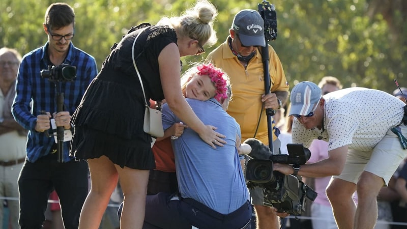 Jeff Winther và vợ ôm con gái sau chức vô địch Mallorca Golf Open