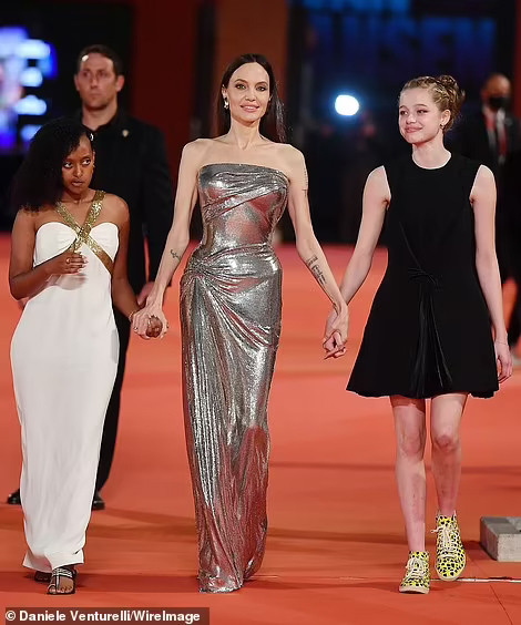Angelina Jolie khoe thân hình như tạc tượng ở tuổi 46