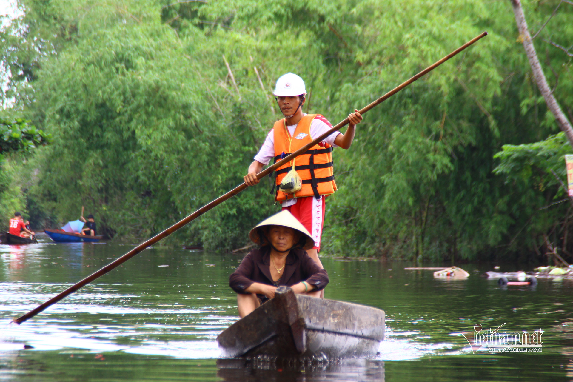 Người dân Quảng Nam thẫn thờ vì hàng tạ thóc ngâm trong nước lũ