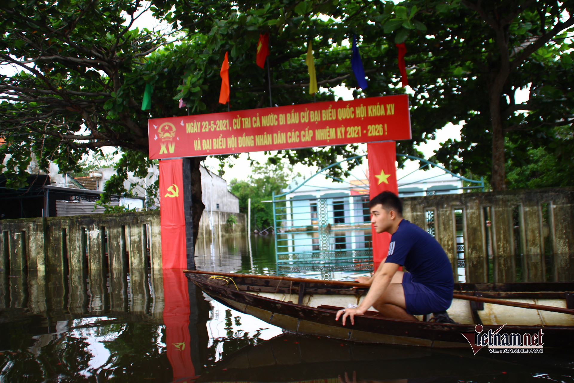 Người dân Quảng Nam thẫn thờ vì hàng tạ thóc ngâm trong nước lũ