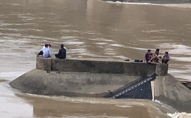 NÓNG: Đoàn cán bộ Sở GTVT Quảng Trị gặp nạn trên sông, 1 người mất tích-2