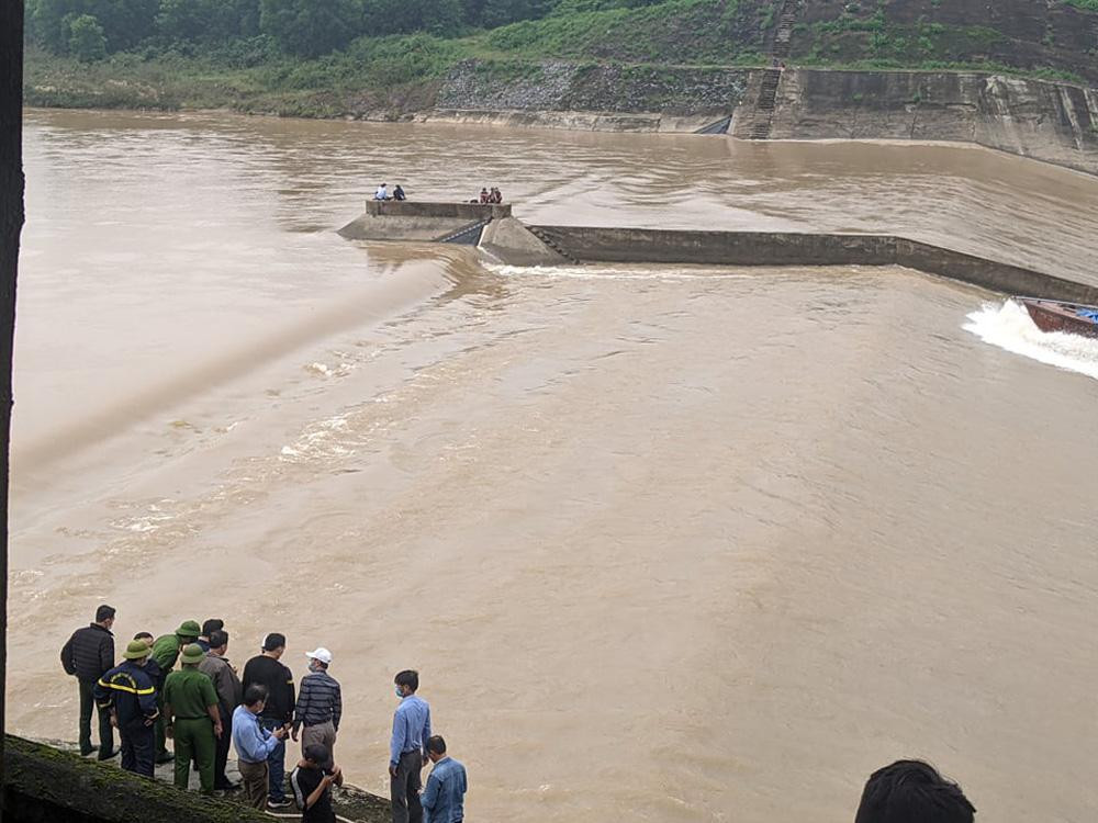 NÓNG: Đoàn cán bộ Sở GTVT Quảng Trị gặp nạn trên sông, 1 người mất tích-4