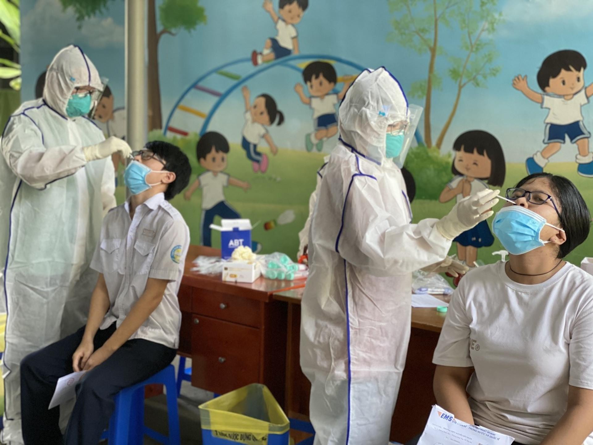 152 giáo viên, học sinh mắc COVID-19, Phú Thọ cho 5 huyện đóng cửa trường học - 1