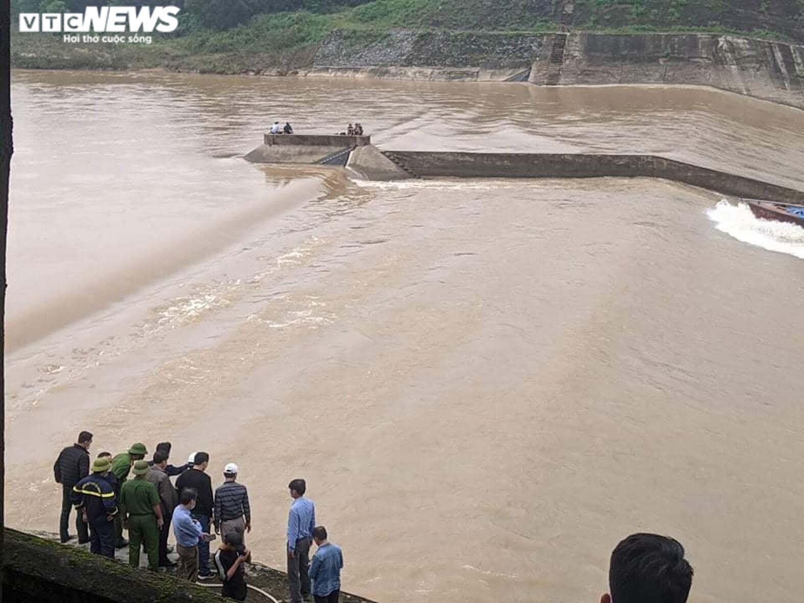 Cứu Phó giám đốc Sở GTVT Quảng Trị cùng 6 người gặp nạn trên sông - 1