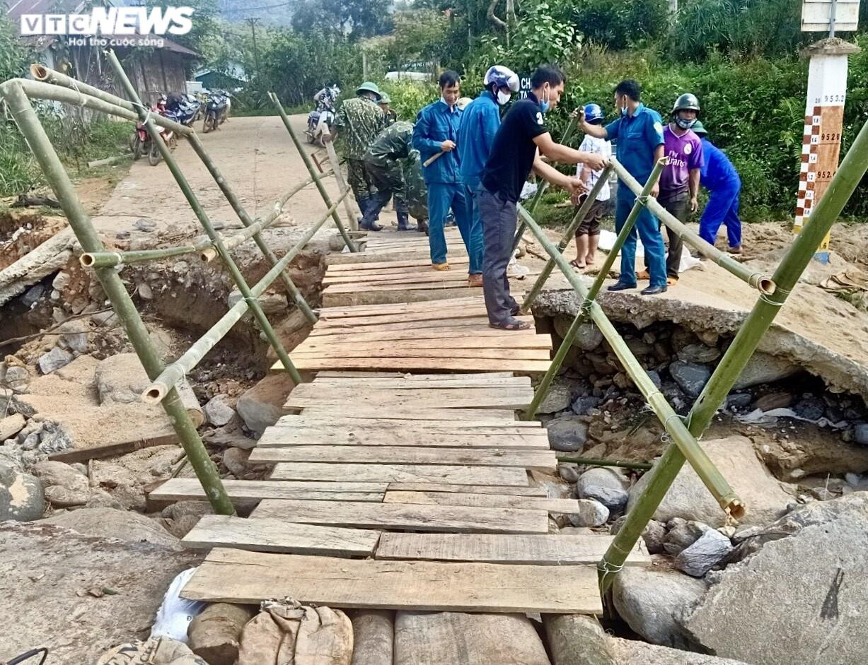 Cầu bị bão đánh sập, giáo viên dựng cầu tạm cho học sinh tới trường - 10