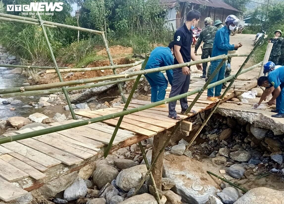 Cầu bị bão đánh sập, giáo viên dựng cầu tạm cho học sinh tới trường - 8