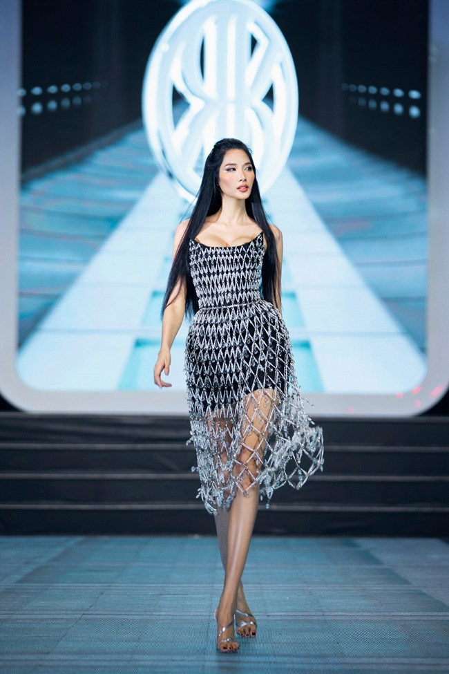 Hoàng Thùy, Minh Tú diện váy lưới ấn tượng