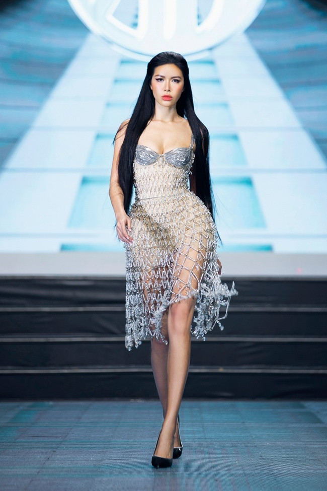 Hoàng Thùy, Minh Tú diện váy lưới ấn tượng