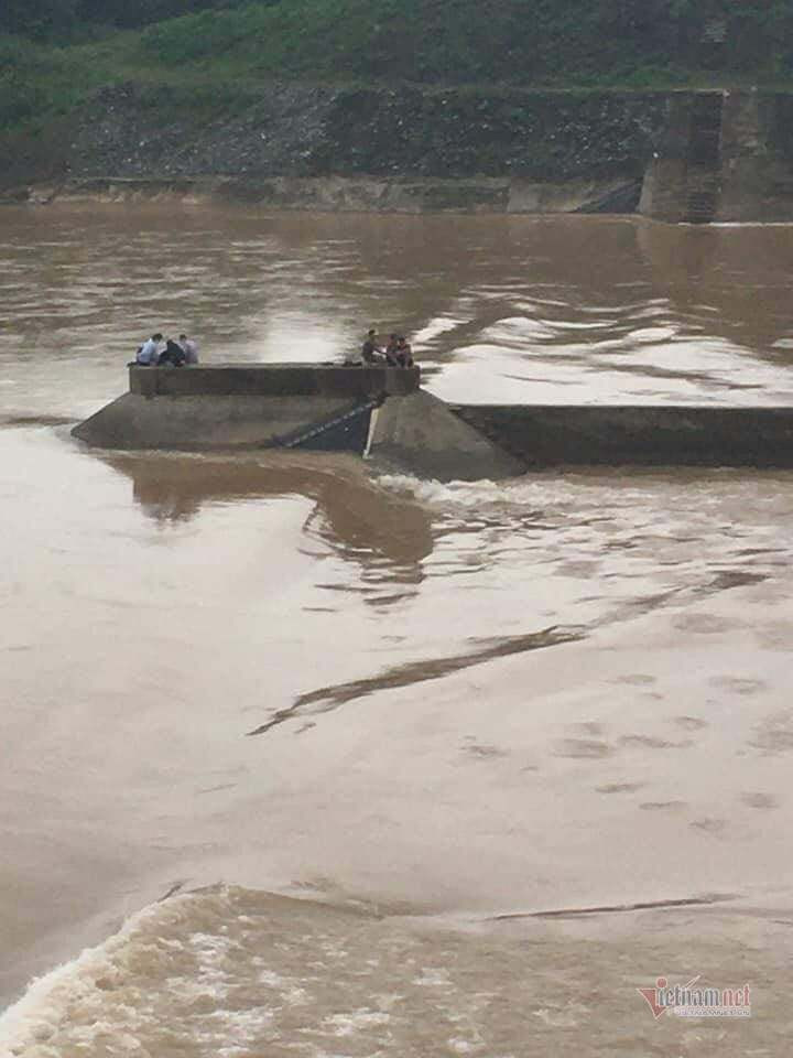 Tàu chở cán bộ Sở GTVT Quảng Trị lật trên sông, một người mất tích