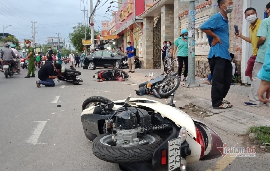 Ô tô húc văng loạt xe máy ở Vũng Tàu, nhiều người bị thương