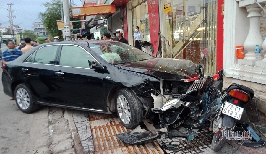 Ô tô húc văng loạt xe máy ở Vũng Tàu, nhiều người bị thương