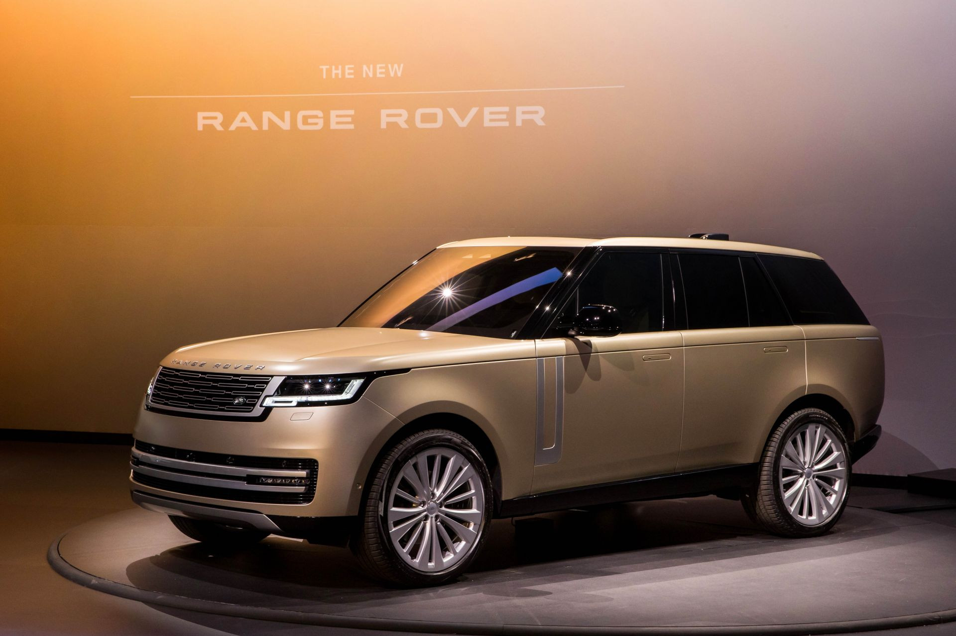 Range Rover được nâng cấp trang bị và hệ thống lái