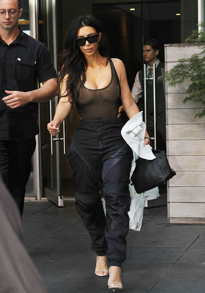 Kim Kardashian chụp quảng cáo trang phục lót xuyên thấu - 5
