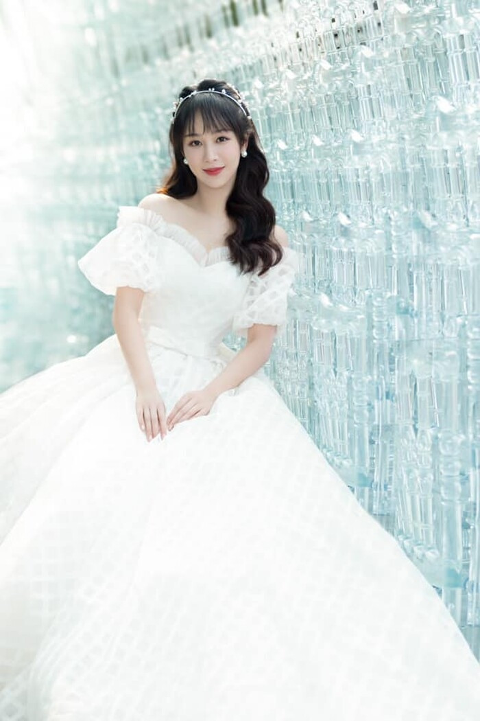 Dương Tử diện váy trắng xinh đẹp như công chúa trong sự kiện