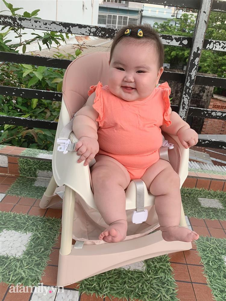 Bé gái 6 tháng tuổi đã nặng tới 13kg, các mẹ thi nhau xin vía cân nặng nhưng mẹ bé lại quyết định cắt cữ sữa của con-1