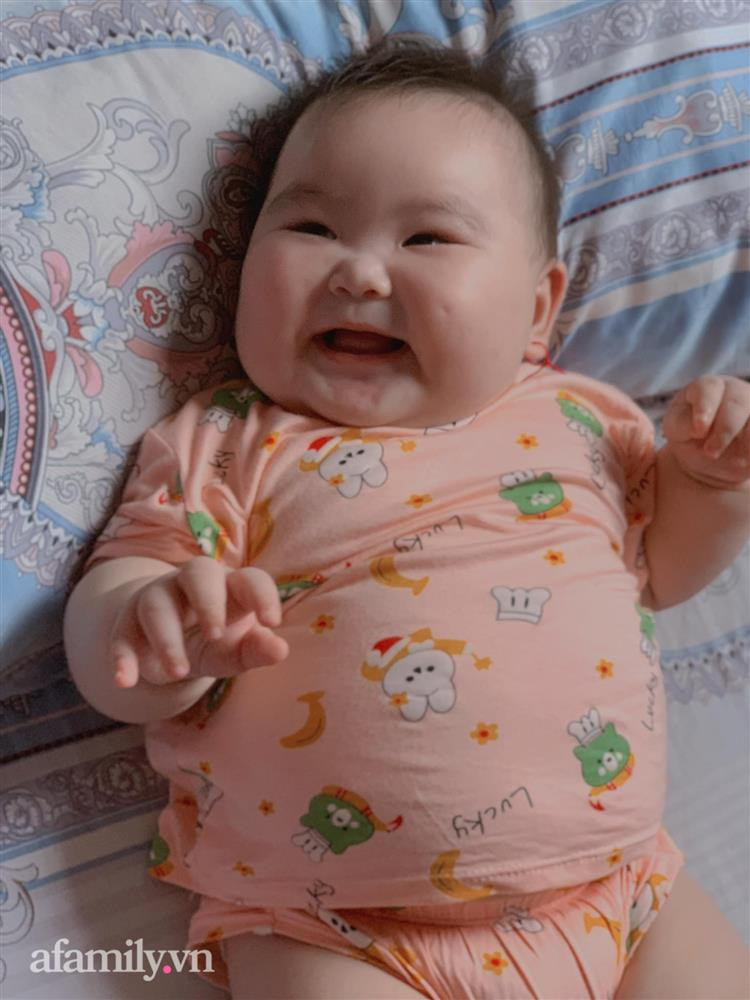 Bé gái 6 tháng tuổi đã nặng tới 13kg, các mẹ thi nhau xin vía cân nặng nhưng mẹ bé lại quyết định cắt cữ sữa của con-8