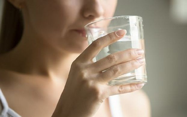 6 thói quen tiết lộ bạn uống nước không đúng cách