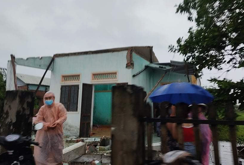 Lốc xoáy hất văng mái tôn nhiều nhà dân, quật đổ trụ điện ở Đà Nẵng