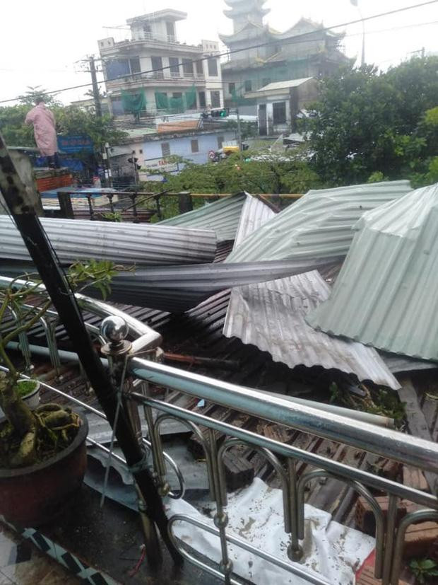 Clip: Lốc xoáy kinh hoàng ở Đà Nẵng, hàng chục nhà dân bị tốc mái-1