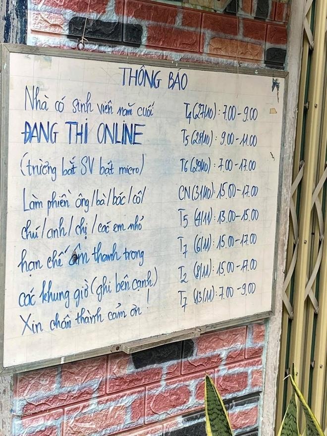 Nam sinh treo biển đang thi online trước cửa nhà - 1