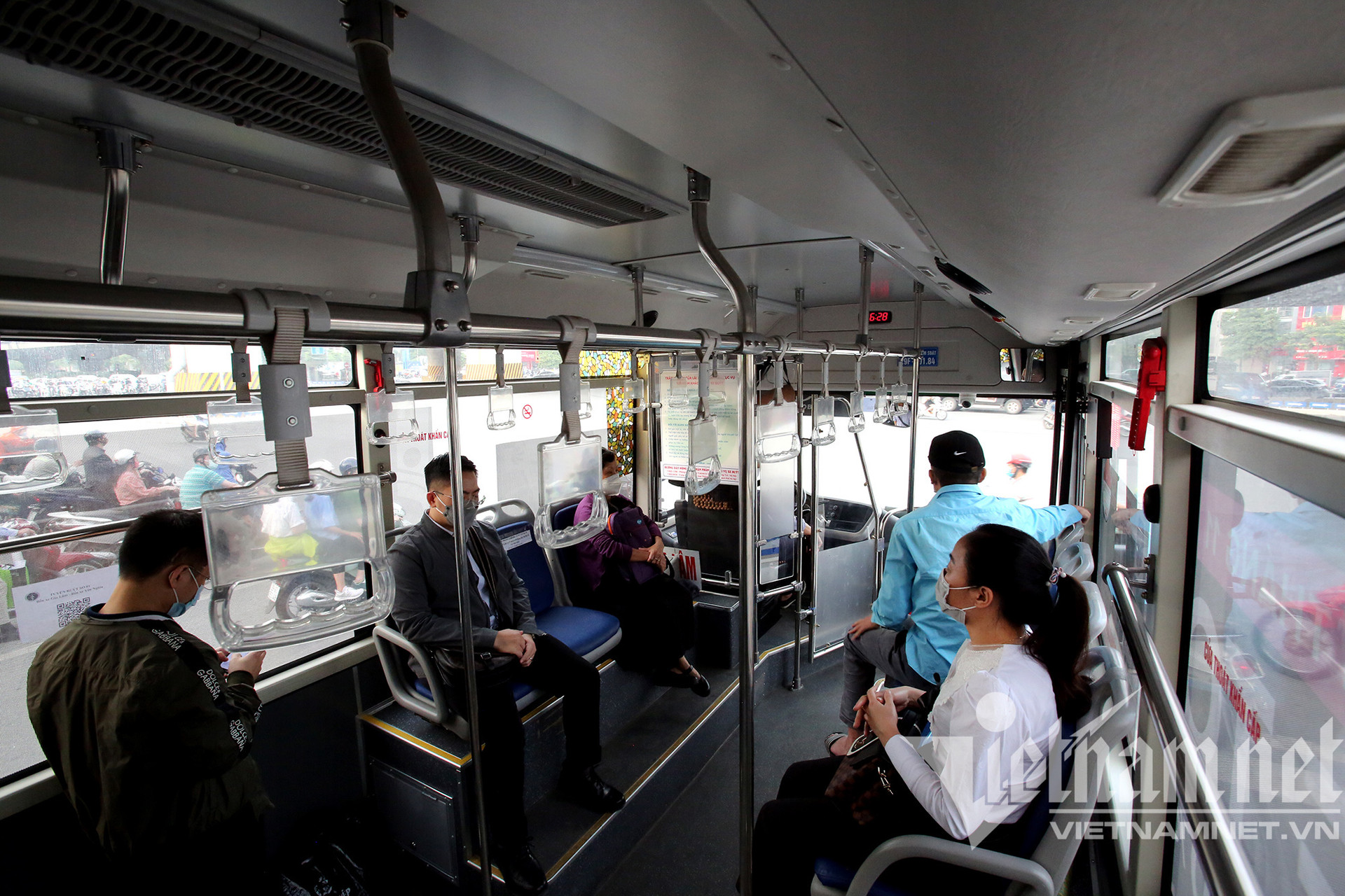 Người đi xe buýt ở Hà Nội tăng dần, đủ 50% là không nhận khách