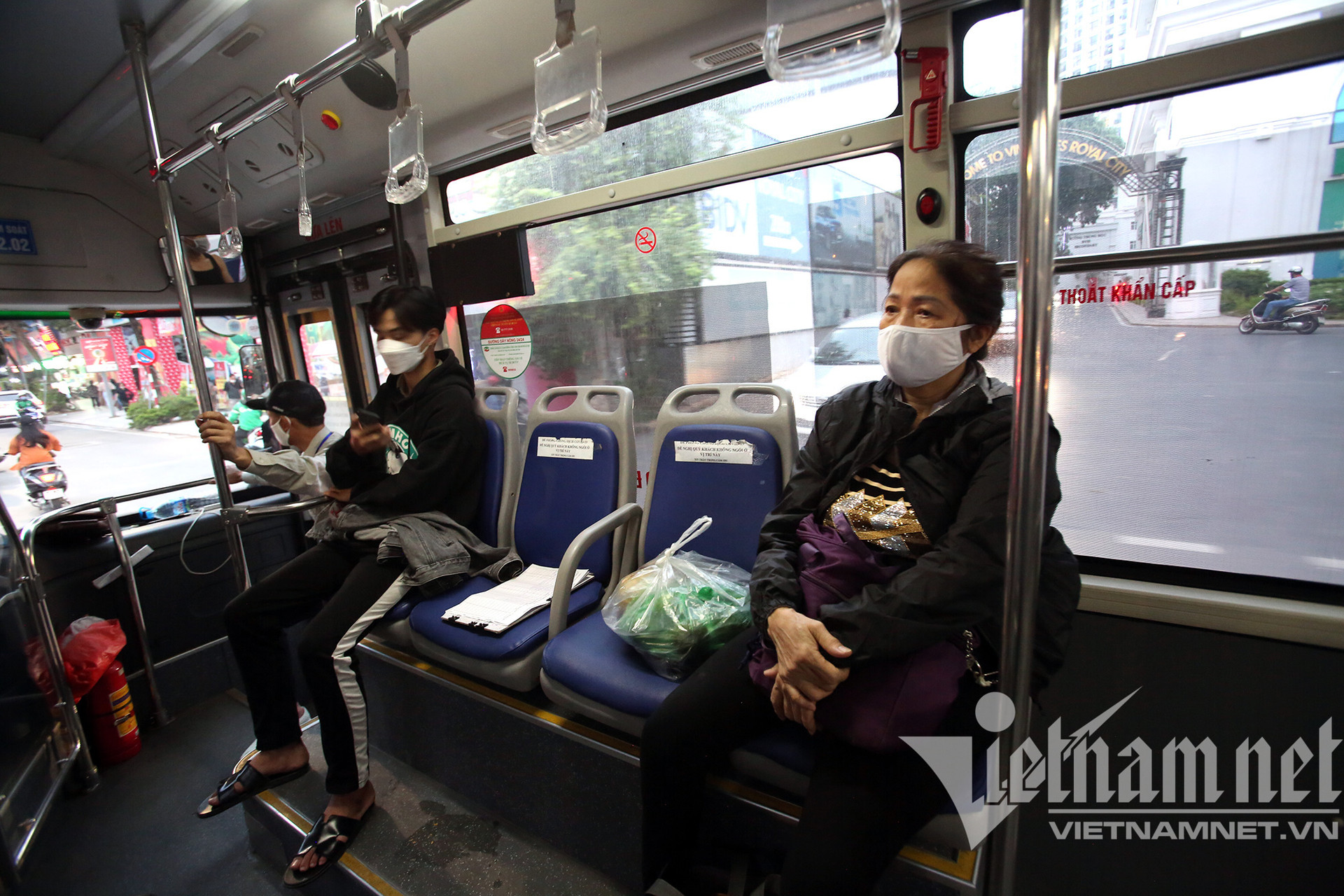 Người đi xe buýt ở Hà Nội tăng dần, đủ 50% là không nhận khách