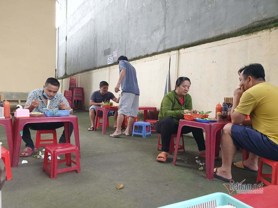 Người Sài Gòn sảng khoái ăn hủ tiếu, nhâm nhi cà phê ngày đầu bán tại chỗ
