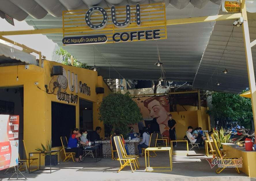 Người Sài Gòn sảng khoái ăn hủ tiếu, nhâm nhi cà phê ngày đầu bán tại chỗ