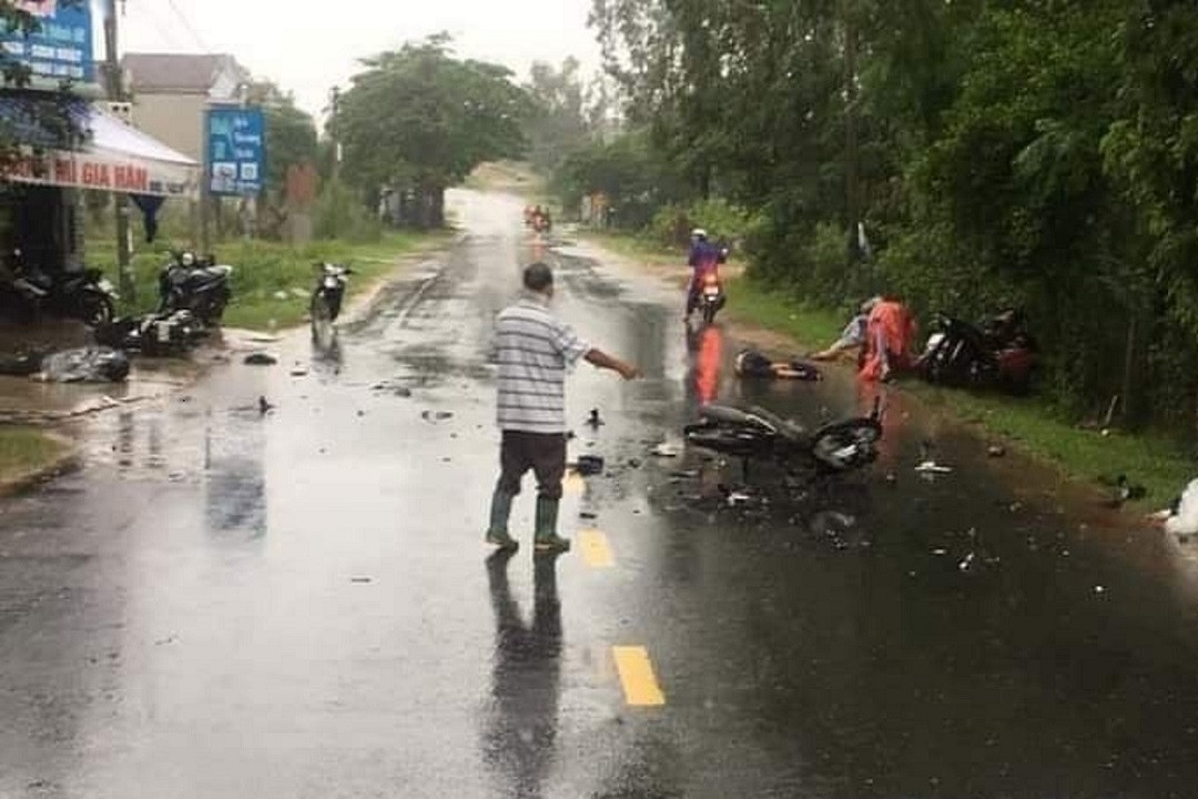 Ba xe máy phi vào nhau ở Quảng Nam, 3 người tử vong