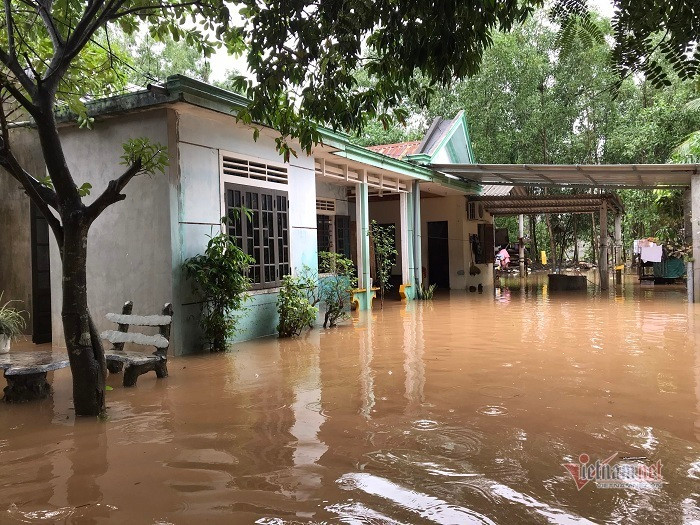 Dòng nước đục ngầu tràn về, gây ngập nhiều nhà dân ở Quảng Trị