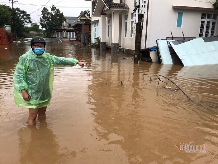 Dòng nước đục ngầu tràn về, gây ngập nhiều nhà dân ở Quảng Trị