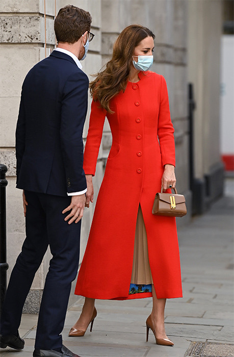 Kate Middleton duyên dáng với hot trend túi mini - 3