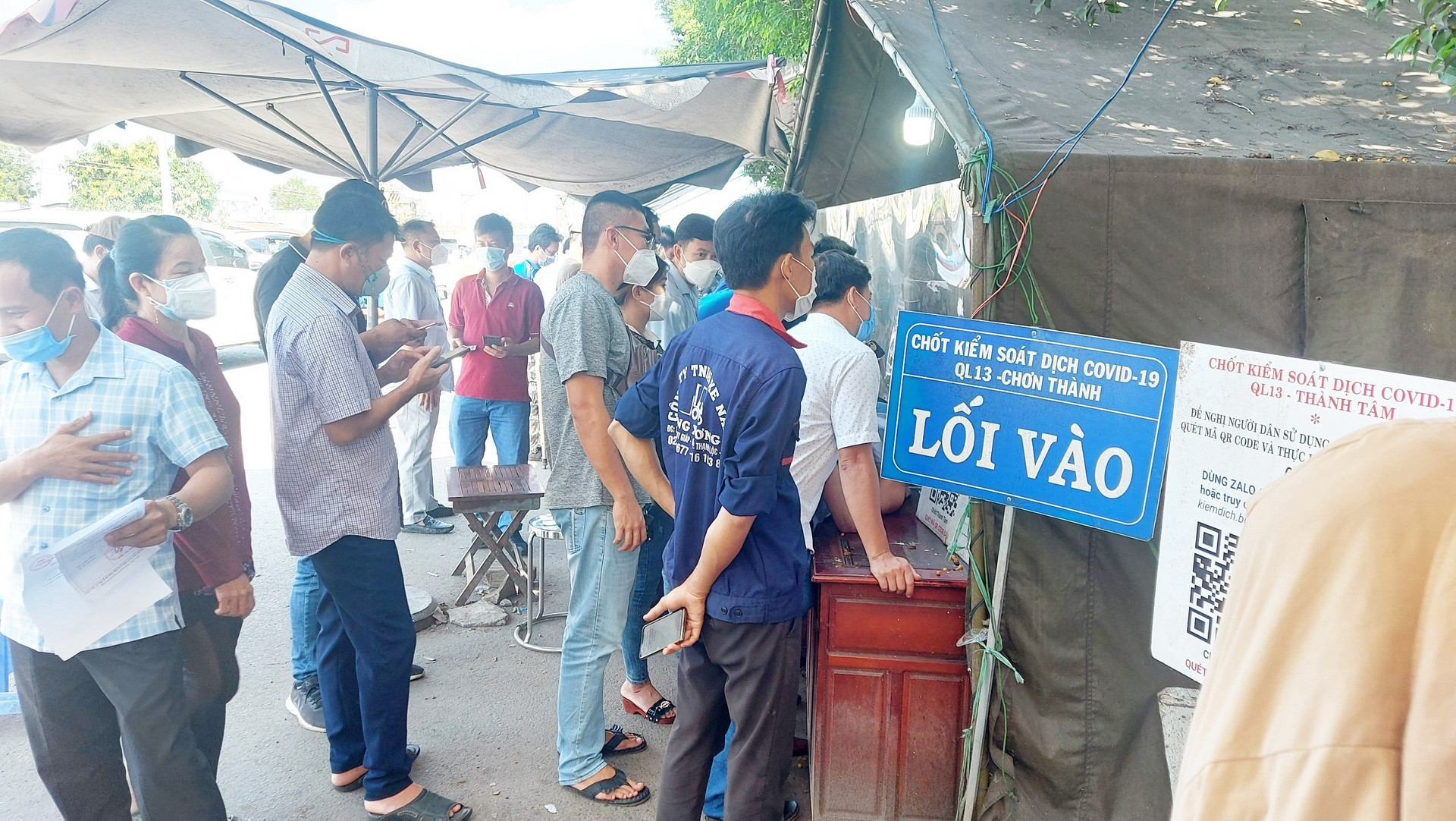 Kẹt xe kéo dài tại chốt kiểm dịch Bình Phước vì 'lằng nhằng' với tờ khai y tế - 1