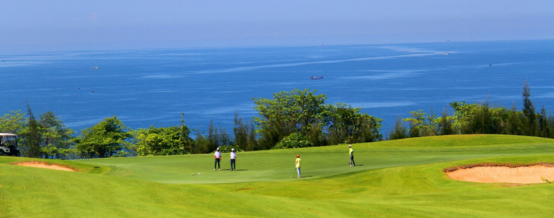 Sea Links Golf & Country Club tại Mũi Né - Phan Thiết nằm ở độ cao 80m so với mực nước biển cùng địa hình đồi dốc, những bunker thách thức mọi người chơi
