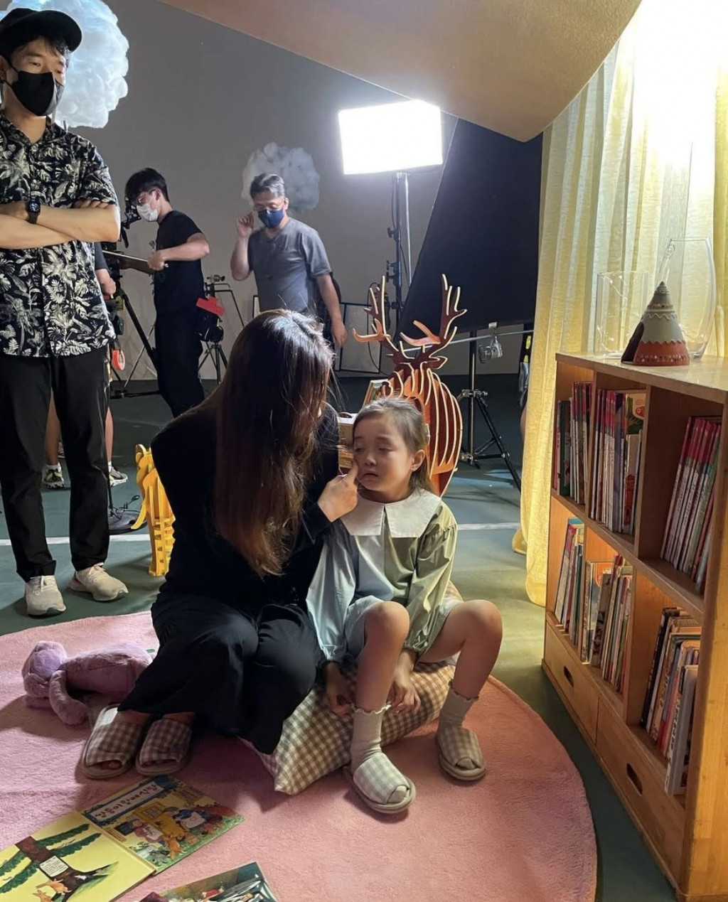 Jeon Somin được khen ngợi vì chăm sóc một đứa trẻ trên phim trường