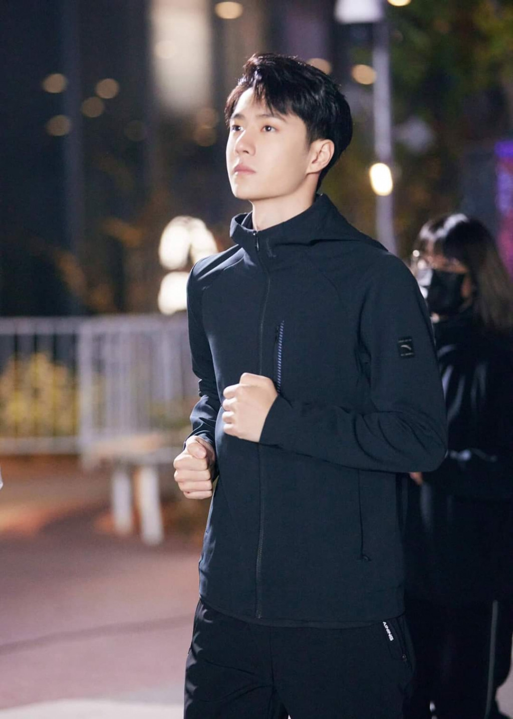 Vương Nhất Bác nửa đêm chạy bộ cùng lãnh đạo Xiaomi