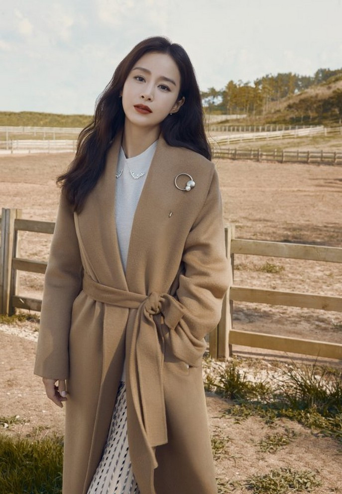 Kim Tae Hee 41 tuổi như thiếu nữ khi diện loạt váy áo thu
