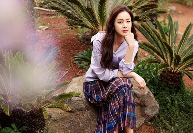 Kim Tae Hee 41 tuổi như thiếu nữ khi diện loạt váy áo thu