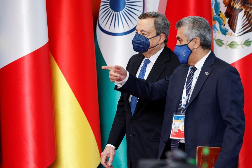 Thủ tướng Italy Mario Draghi (bên trái) tới phiên khai mạc Hội nghị thượng đỉnh G20, tại Rome, ngày 30/10. (Nguồn: Reuters)