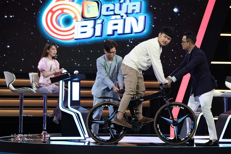 Quốc Khánh vô tình để lộ 'người yêu tin đồn' trong gameshow mới ra mắt