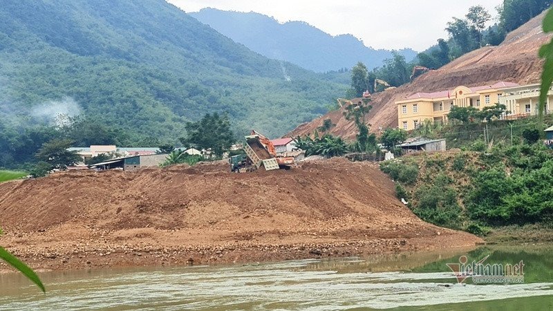 Sửa công trình sạt lở ở Thanh Hóa, đơn vị xử lý lén gạt đất thải xuống sông