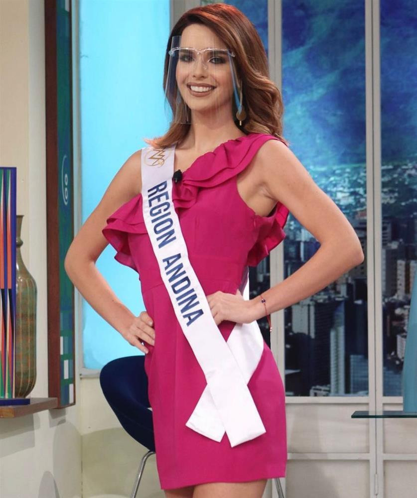 Cô bé 8 năm trước bẽn lẽn bên Miss Universe giờ thành hoa hậu-4